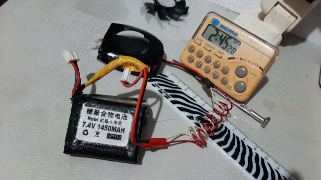 Robi2023.01.23_11_改造測試：單獨測試[後排氣風扇DC12V_0.07A]連結[電池7.4V_1,450mAh]運轉可以達到2小時45分鐘(暫停！似乎不是耗電元凶？但是邏輯好像不太對？？風扇可以運轉_不代表電池電壓可以提供Robi運作？？？).gif